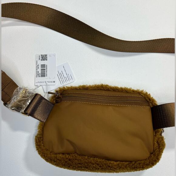 NWT Lululemon Everywhere Belt Bag Fleece Teddy Sherpa Furry Brown Gold Caramel - Picture 10 of 16